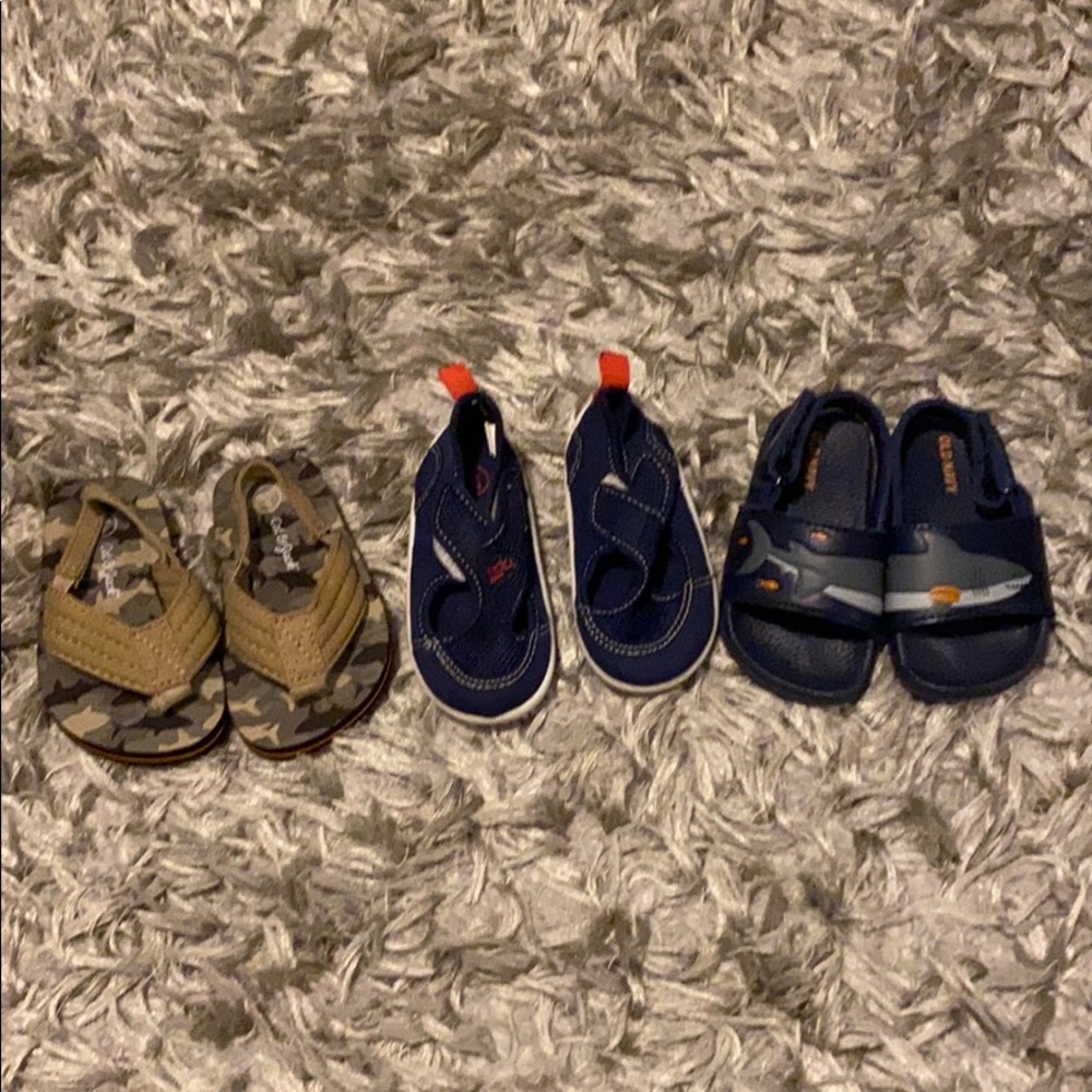3 pair flops and water shoes